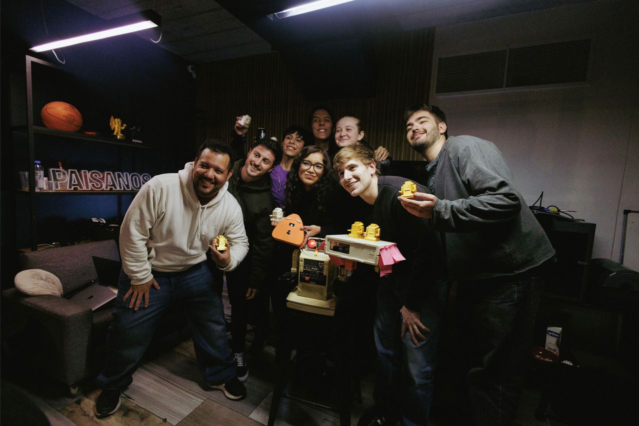 Team with the Dou robot at Paisanos Hackware
